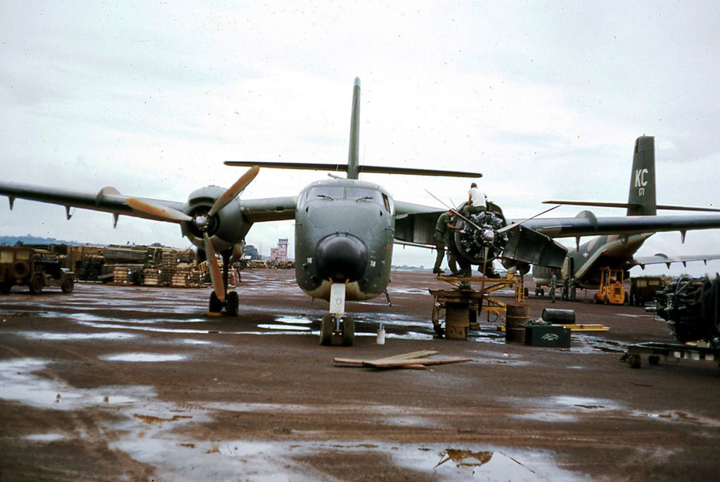 Quân nhân Mỹ bảo trì máy bay tại sân bay Phụng Dực.