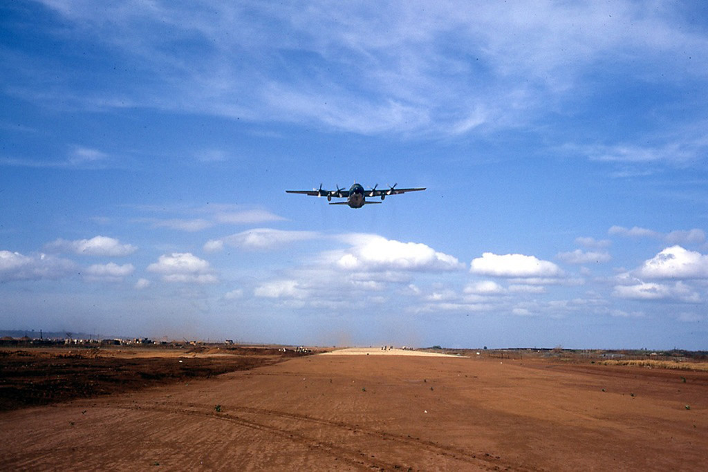 Máy bay vận tải C-130 của Mỹ hạ cánh xuống sân bay Phụng Dực. Sau ngày thống nhất, từ ngày 10/3/1977, Hàng không dân dụng Việt Nam đã tiến hành khôi phục và khai thác trở lại với mục đích hàng không dân dụng nội địa.