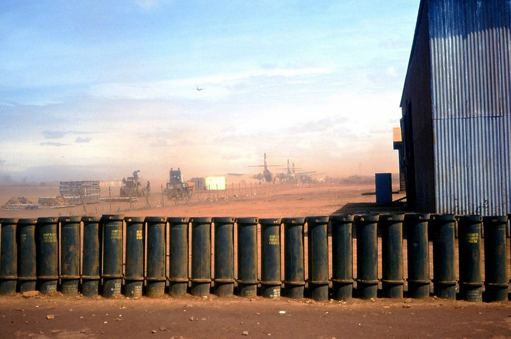 Một góc sân bay bay hàng rào làm bằng ồng xăng dầu cũ. Ngày nay sân bay Buôn Ma Thuột là một sân bay hỗn hợp quân sự và dân sự có vai trò quan trọng trong an ninh quốc phòng và phát triển kinh tế - xã hội khu vực Tây Nguyên.