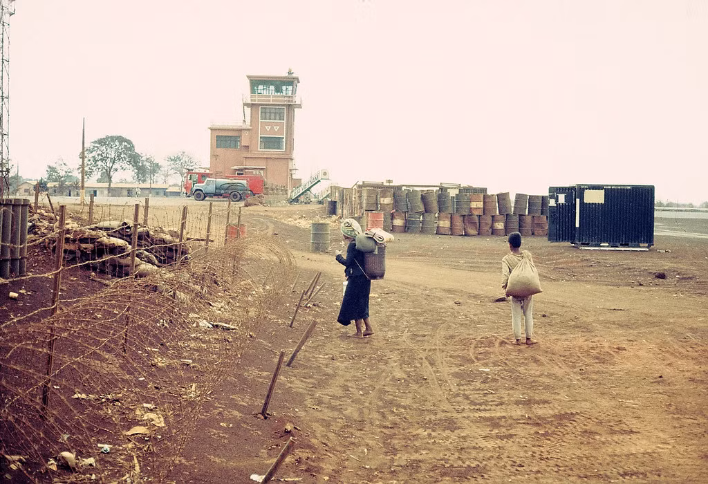 Lối vào phi trường Phụng Dực, khoảng năm 1968-1969. Do nằm ở quận hành chính Hòa Bình nên sân bay còn được gọi là phi trường Hòa Bình. Năm 1975, nơi đây đã xảy ra những trận đánh ác liệt trong chiến dịch giải phóng Buôn Ma Thuột. Vào ngày 17/3/1975, quân Giải phóng đã làm chủ được cứ điểm này.