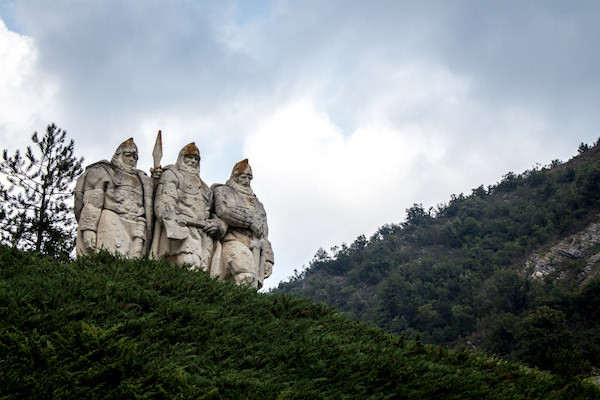 Nhưng sự nghiệp của Ivaylo không kéo dài. Ông chỉ nắm quyền được một năm trước khi bị giới quý tộc lật đổ và đưa đi lưu đày. Không ai rõ số phận của Ivaylo sau đó ra sao.