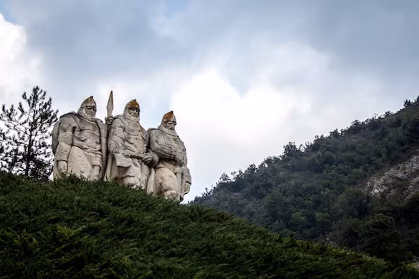 Nhưng sự nghiệp của Ivaylo không kéo dài. Ông chỉ nắm quyền được một năm trước khi bị giới quý tộc lật đổ và đưa đi lưu đày. Không ai rõ số phận của Ivaylo sau đó ra sao.