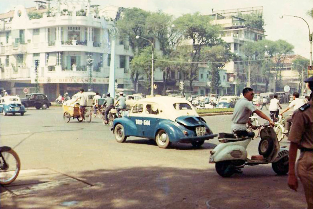 Một chiếc xe taxi chạy qua ngã tư Lê Lợi - Công Lý (nay là Lê Lợi - Nam Kỳ Khởi Nghĩa).