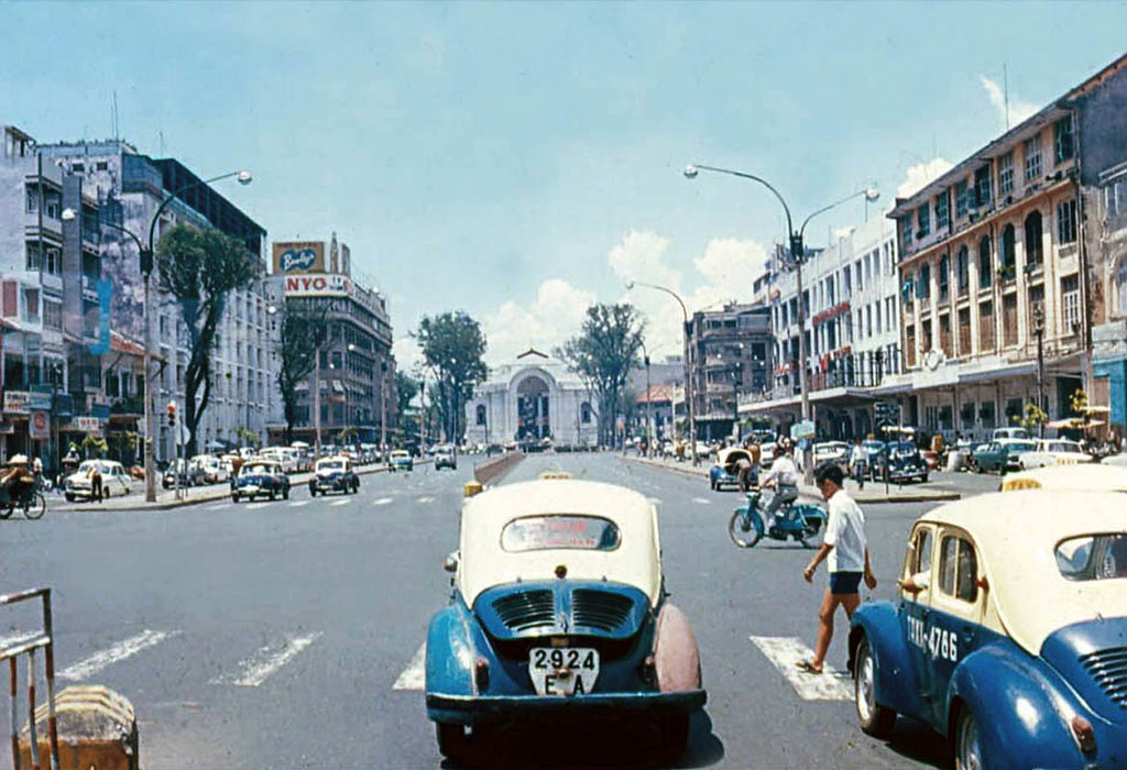 Hai chiếc taxi trên đại lộ Lê Lợi, Sài Gòn năm 1968. Hầu hết những chiếc xe taxi ở Sài Gòn giai đoạn trước 1975 đều thuộc dòng xe Renault 4CV của Pháp, được sản xuất từ năm 1947–1961.