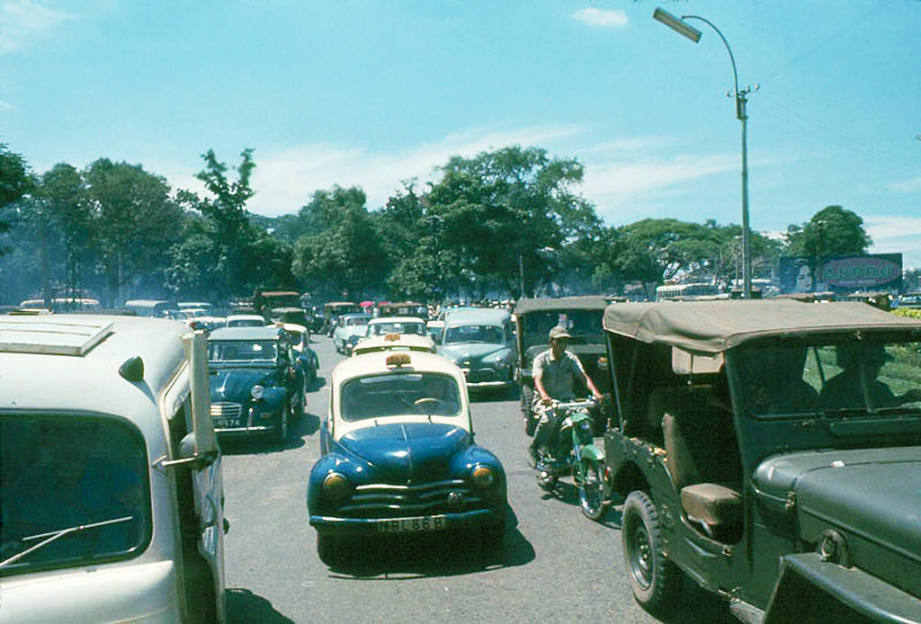 Những năm 1960 – 1970 đường phố Sài Gòn tràn ngập taxi. Ngày đó chi phí đi taxi khá thấp và đa số người dân có thể sử dụng phương tiện này.