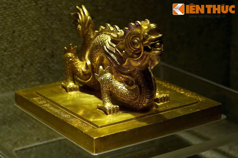 Ấn "Thánh Tổ Nhân Hoàng đế chi bảo", niên hiệu Thiệu Trị thứ 1 (1841). Hoàng đế Thiệu Trị cho đúc cùng kim sách dâng tôn thụy cho Thánh tổ Nhân Hoàng đế Minh Mạng.