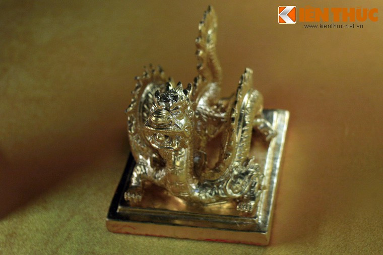 Ấn Sắc mệnh chi bảo, nặng 8,3kg, đúc vào niên hiệu Minh Mạng thứ 8 (1827). Sau khi đúc, ấn được đóng vào các văn bản ban cấp cho văn võ, phong tặng cho thần dân (thay thế cho ấn Phong tặng chi bảo được dùng trước đó).