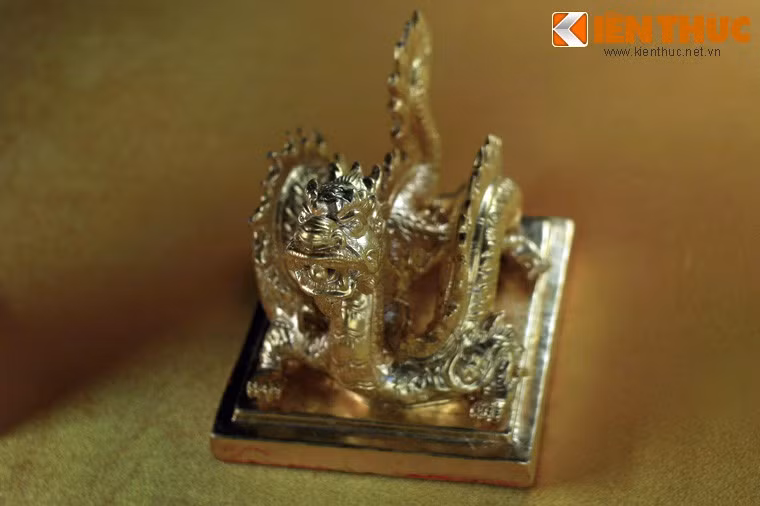 Ấn Sắc mệnh chi bảo, nặng 8,3kg, đúc vào niên hiệu Minh Mạng thứ 8 (1827). Sau khi đúc, ấn được đóng vào các văn bản ban cấp cho văn võ, phong tặng cho thần dân (thay thế cho ấn Phong tặng chi bảo được dùng trước đó).