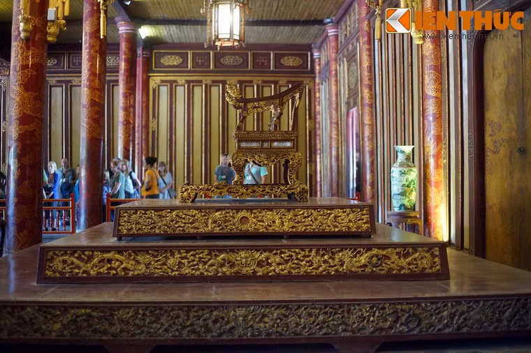 Trong suốt lịch sử tồn tại của mình, ngai vàng trong điện Thái Hòa đã chứng kiến nhiều sự kiện lịch sử lớn của nhà Nguyễn và cả dân tộc. Điều kỳ lạ là sau những biến cố lịch sử đó, vị trí của ngai vàng vẫn không bị lay chuyển. Vào năm 2016, hiện vật này đã được công nhận là Bảo vật quốc gia.