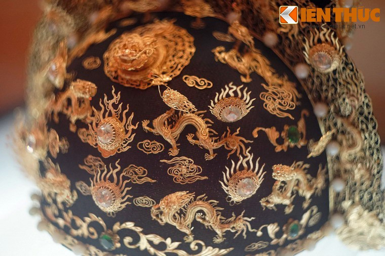 Mũ có trọng lượng 600 gr, nền là vải sa màu đen, được trang trí rất cầu kỳ bằng vàng và cẩn nhiều loại ngọc quý, san hô. Ấn tượng đặc biệt từ chiếc mũ là 35 con rồng năm móng bằng vàng ròng được gắn ở nhiều vị trí khác nhau, mang tính đối xứng chặt chẽ.