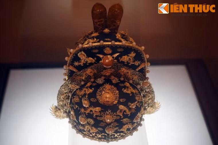 Chiếc mũ này cùng nhiều hiện vật quý của triều đình nhà Nguyễn đã được vua Bảo Đại trao lại cho đại diện của Chính phủ lâm thời Việt Nam vào năm 1945. Phải đến những năm gần đây, mũ thượng triều mới được phục chế và trưng bày tại bảo tàng để phục vụ nhu cầu tham quan, nghiên cứu của các tầng lớp nhân dân.