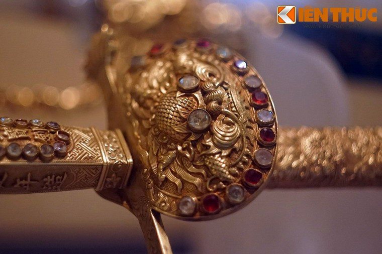 Rồng là hình tượng trang trí nổi bật, được đặt ở đốc kiếm và các phần bọc vàng ở vỏ kiếm.