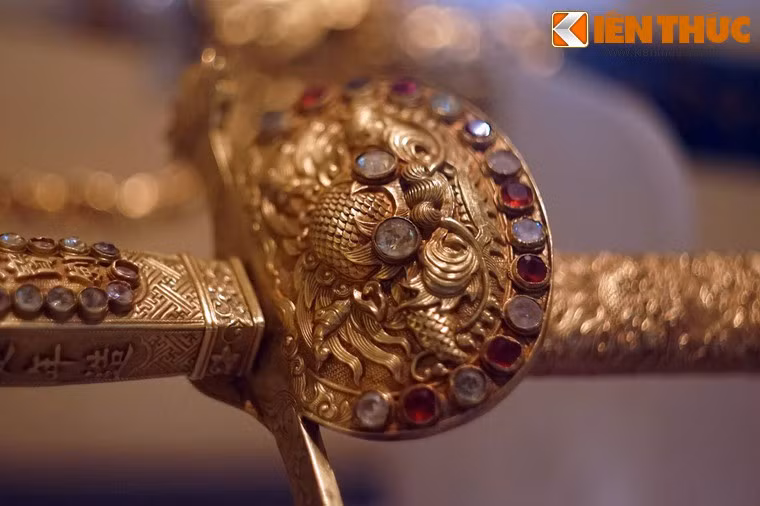 Rồng là hình tượng trang trí nổi bật, được đặt ở đốc kiếm và các phần bọc vàng ở vỏ kiếm.