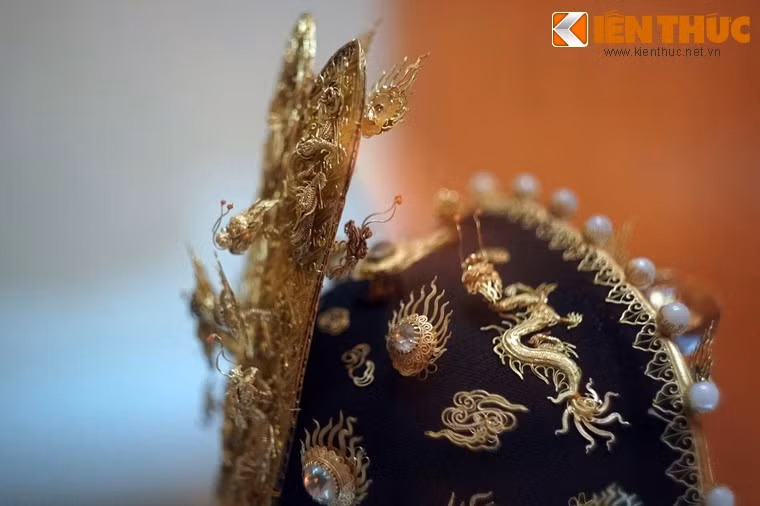 Ngoài rồng, còn có các chi tiếc khác như mặt trời, mây, sóng nước, hổ phù... Các đường viền mũ làm bằng vàng, đính ngọc màu trắng. Phía sau mũ có hai cánh chỉ lên trời, nên mũ thượng triều còn có tên gọi khác là mũ xung thiên.