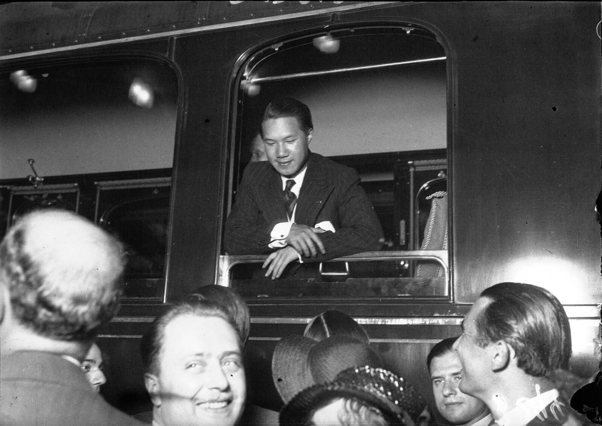 Vua Bảo Đại trên đoàn tàu hỏa ở Paris, 1932. Sau 10 năm đào tạo ở Pháp, ngày 16/8/1932, Bảo Đại xuống tàu D Artagnan về nước.