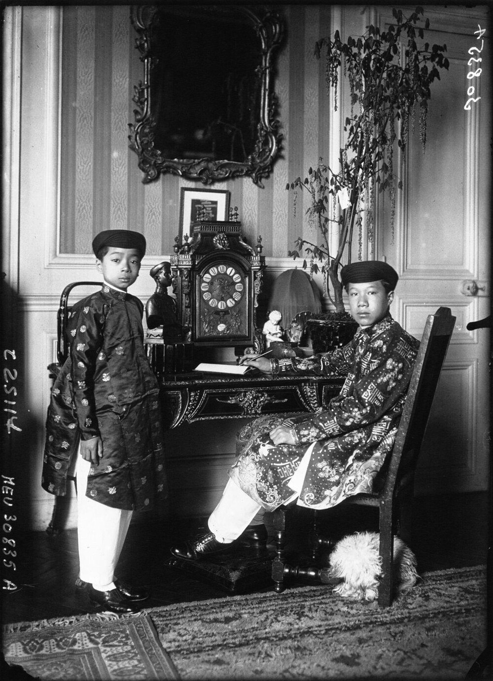 Bảo Đại và người em họ là hoàng thân Nguyễn Phúc Vĩnh Cẩn, 1926.