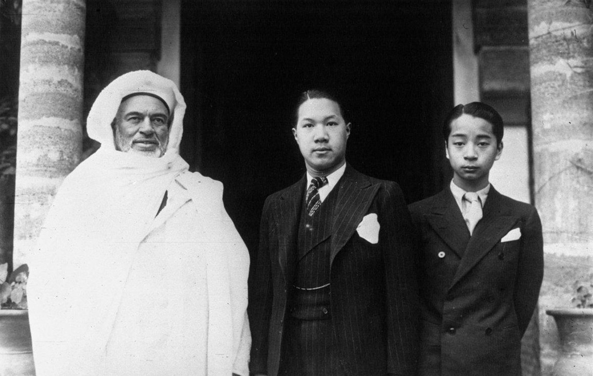 Vua Bảo Đại (19 tuổi) và hoàng thân Vĩnh Cẩn chụp ảnh cùng ông Si Abd Al Rahman Barjach, Tổng trấn Rabat (thủ đô Morrocco) trong chuyến công du Morrocco năm 1932.