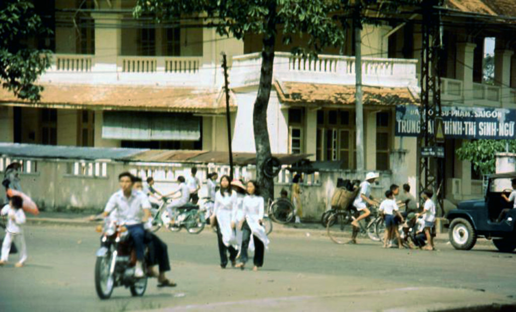 Các nữ sinh bên ngoài Trung tâm Thính thị Sinh ngữ thuộc trường Sư Phạm Sài Gòn.