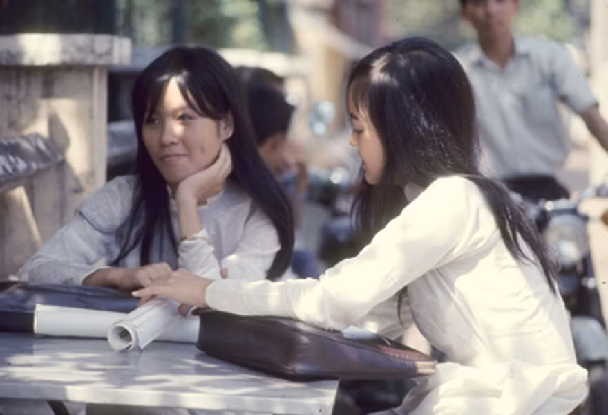 Nữ sinh trường Gia Long (nay là trường THPT Nguyễn Thị Minh Khai) với đồng phục áo dài trắng, Sài Gòn 1969. Ảnh: James A. Brosman Collection.