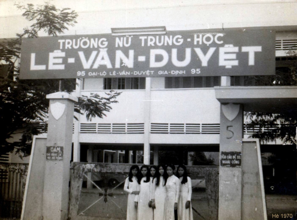 Nữ sinh trường Nữ Trung học Lê Văn Duyệt (nay là trườngTHPT Võ Thị Sáu) chụp hình kỷ niệm bên cổng trường, mùa hè 1970.