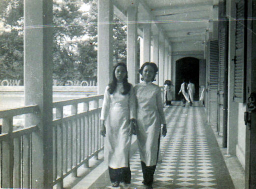 Hai nữ sinh trên hành lang của trường Trưng Vương, 1972.