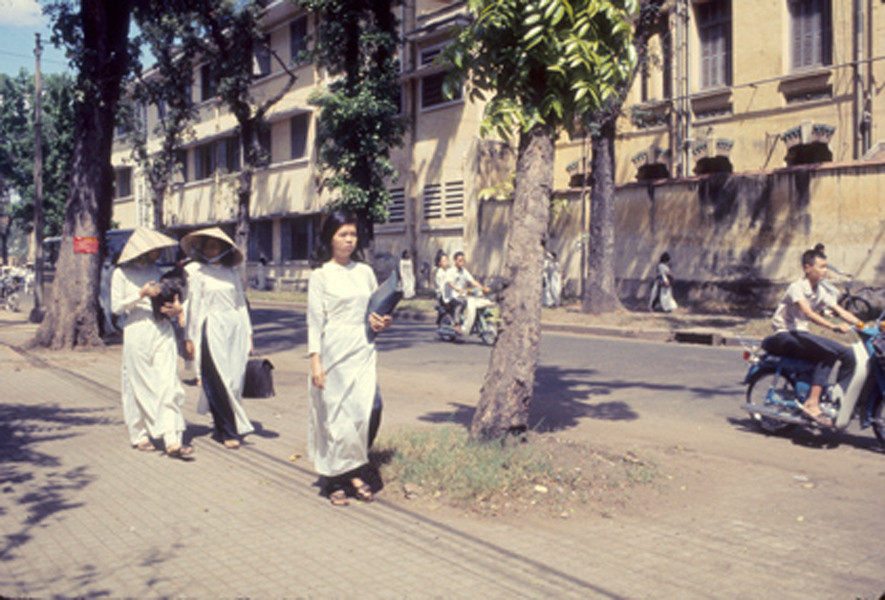 Nữ sinh Gia Long trên đường đến trường, 1969. Ảnh: James A. Brosman Collection.