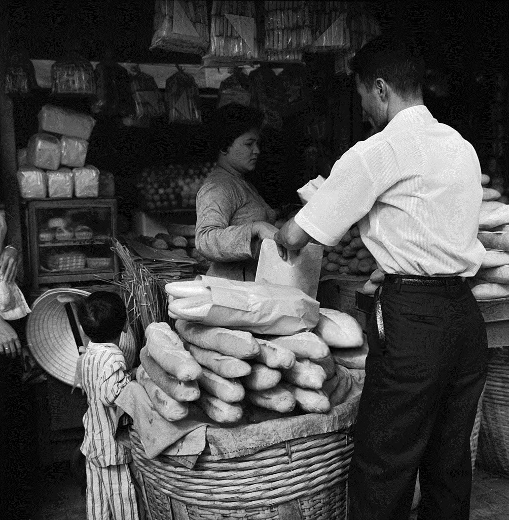 Cửa hàng bánh mì ở khu chợ Cũ Sài Gòn 1962. Ảnh: Roger Viollet Collection/ Getty Images.