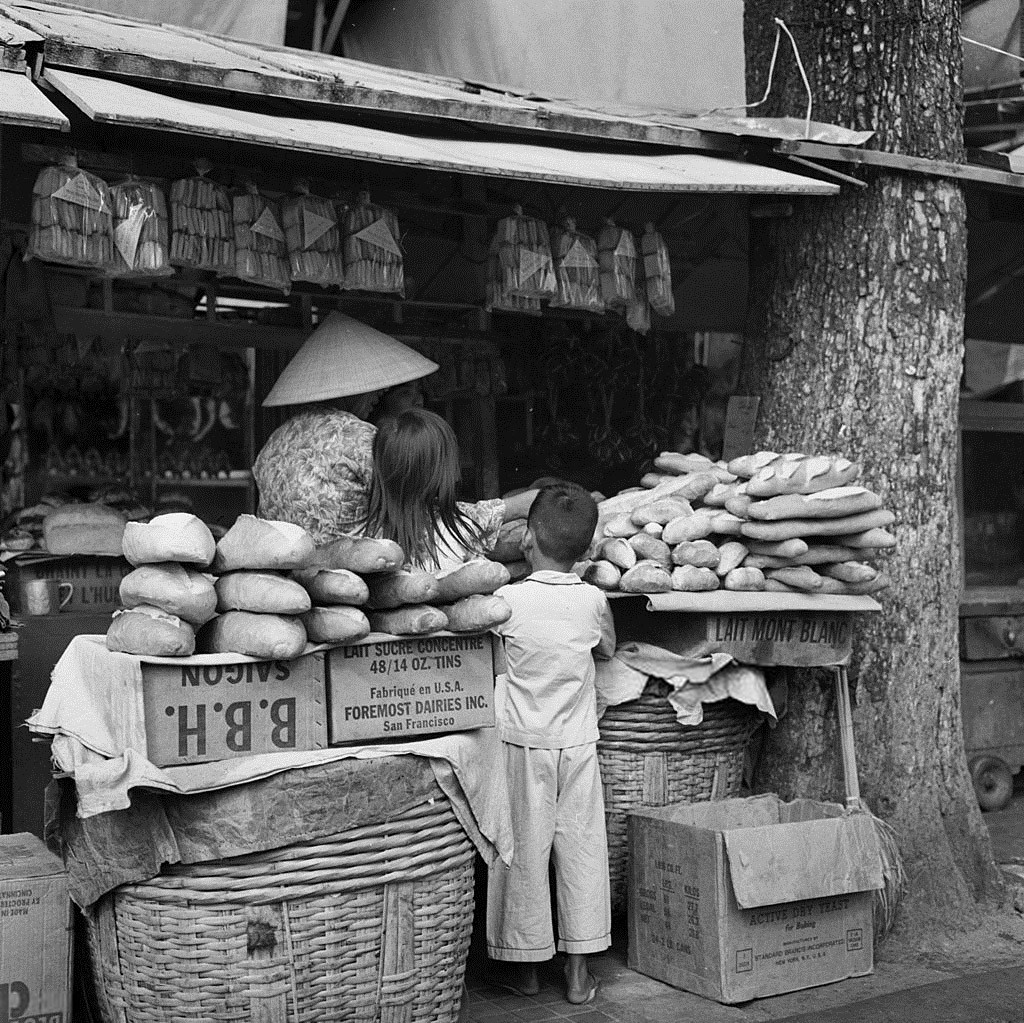 Cửa hàng bánh mì ở khu chợ Cũ Sài Gòn 1962. Ảnh: Roger Viollet Collection/ Getty Images.