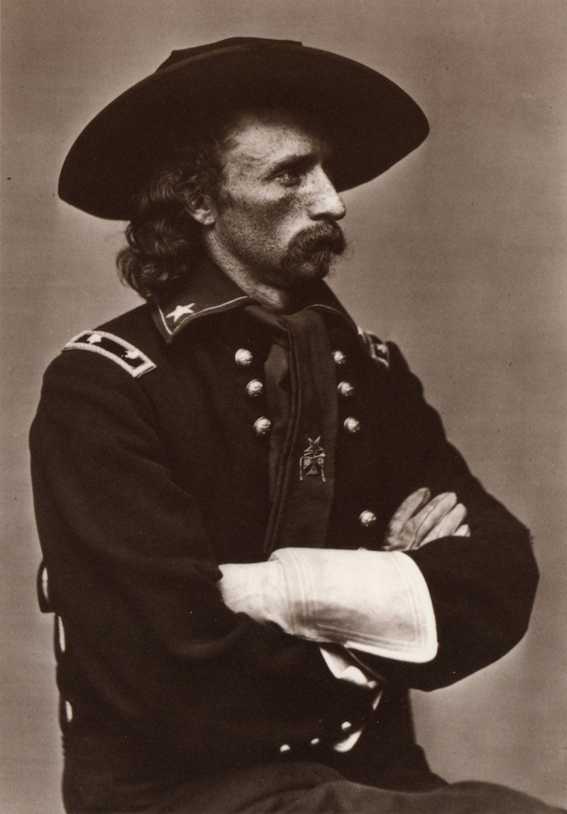 Phục vụ trong lục quân Mỹ, Custer là một cựu binh của cuộc nội chiến Mỹ. Ông thường được miêu tả như một kẻ thích khoe khoang, phô trương bản thân.