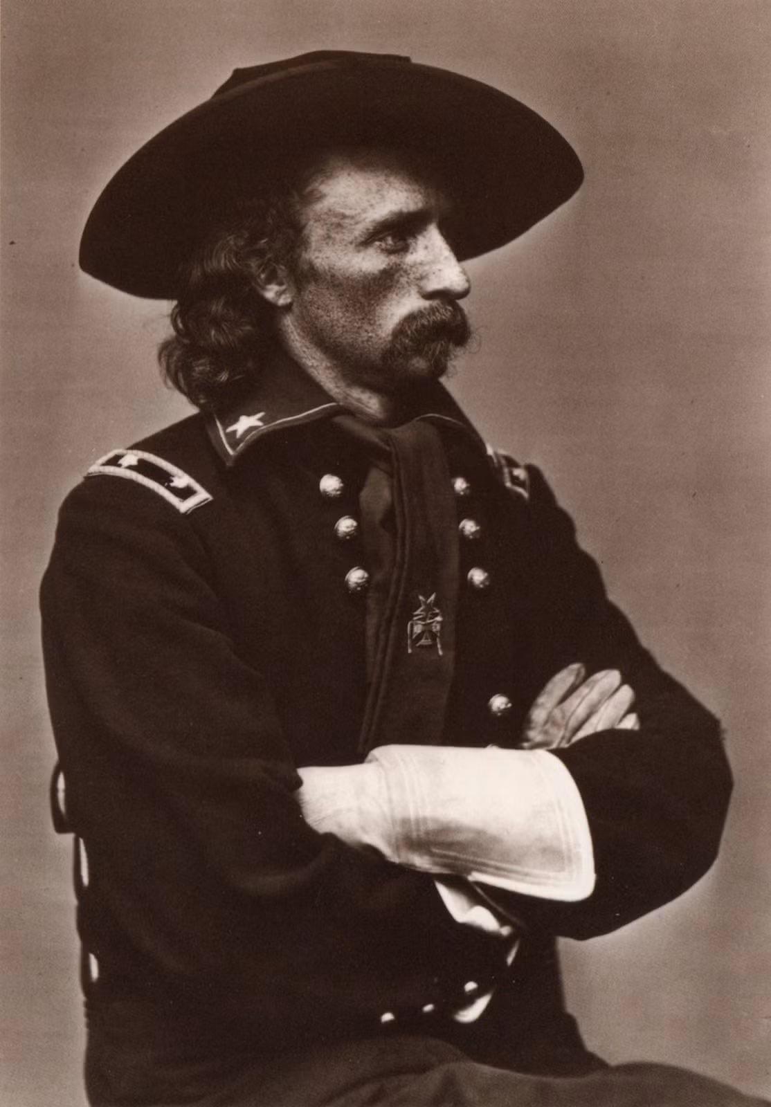 Phục vụ trong lục quân Mỹ, Custer là một cựu binh của cuộc nội chiến Mỹ. Ông thường được miêu tả như một kẻ thích khoe khoang, phô trương bản thân.