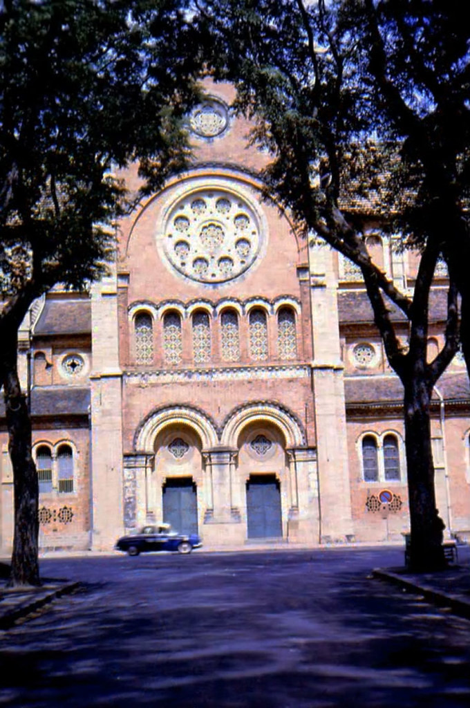 Từ đường Hàn Thuyên nhìn ra nhà thờ Đức Bà.