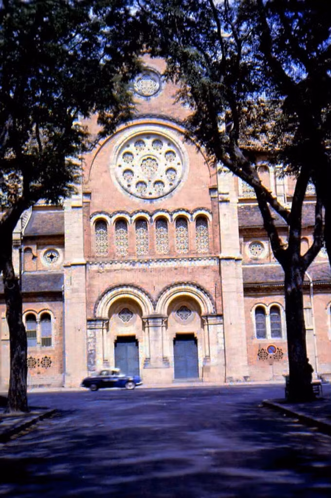 Từ đường Hàn Thuyên nhìn ra nhà thờ Đức Bà.