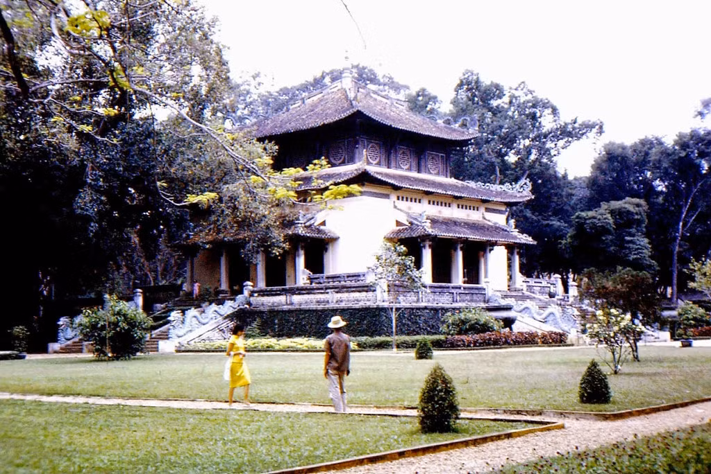 Đền Kỷ Niệm trong Thảo Cầm Viên.