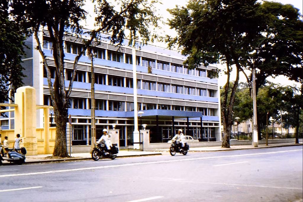 Tòa Đại sứ Anh ở góc Thống Nhất (Lê Duẩn) - Mạc Đĩnh Chi, do KTS Phạm Văn Thâng thiết kế.