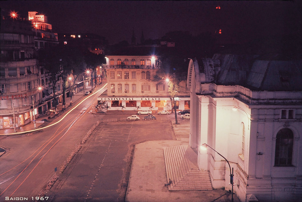 Khung cảnh buổi đêm trước Nhà hát Thành phố, 1967.