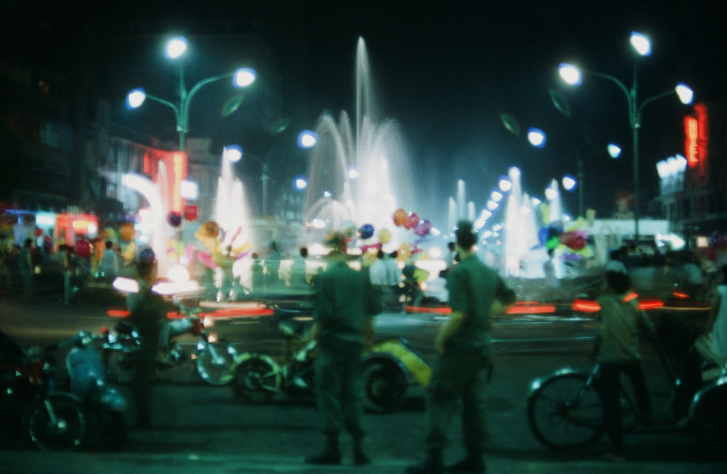 Cận cảnh vòng xoay giao lộ Nguyễn Huệ - Lê Lợi một buổi tối năm 1969. Ảnh: Larsdh.