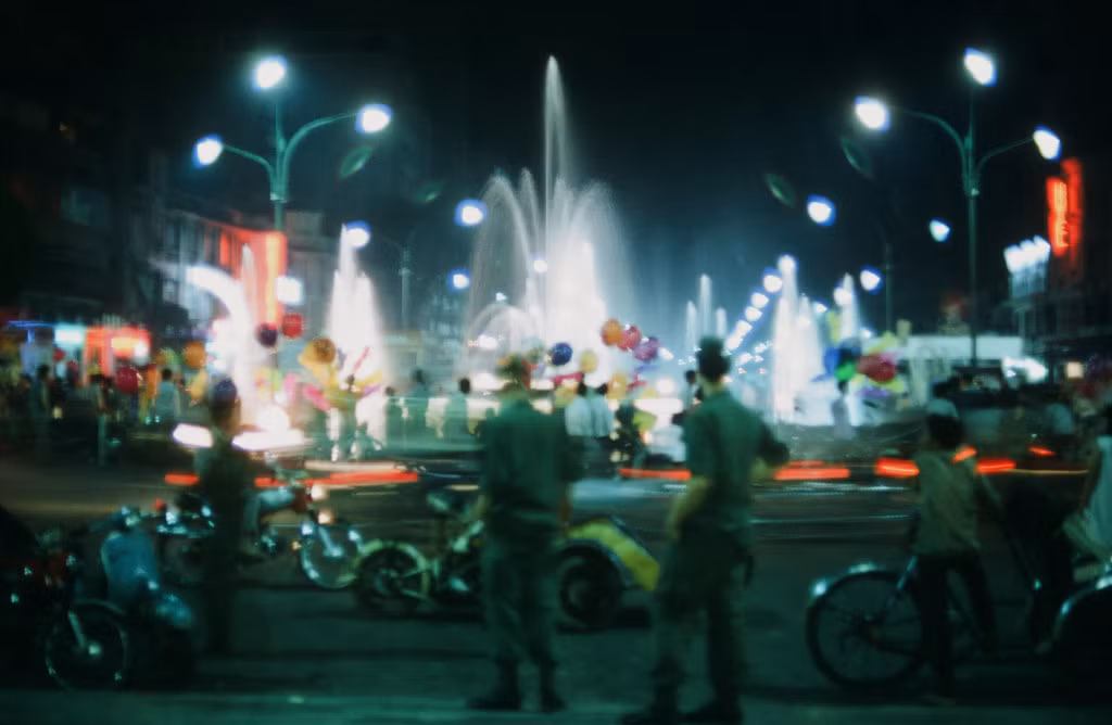 Cận cảnh vòng xoay giao lộ Nguyễn Huệ - Lê Lợi một buổi tối năm 1969. Ảnh: Larsdh.