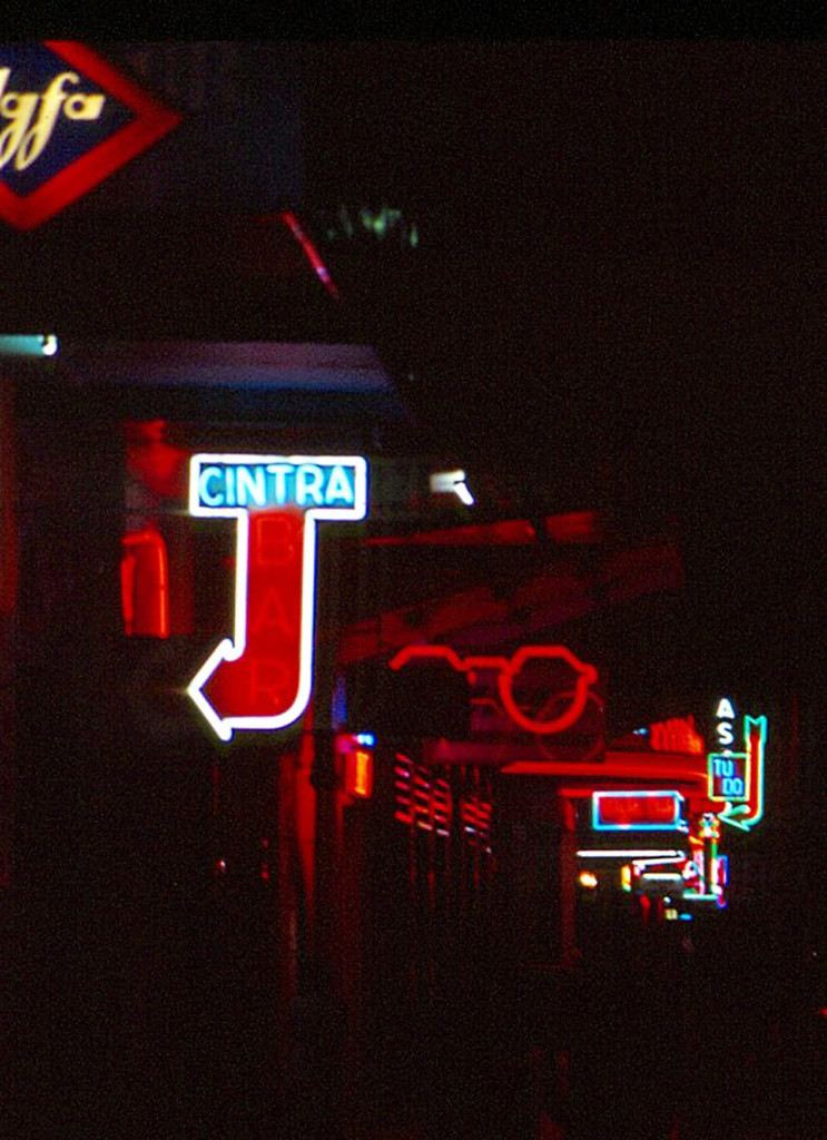 Bảng hiệu neon trên đường Tự Do, 1970.