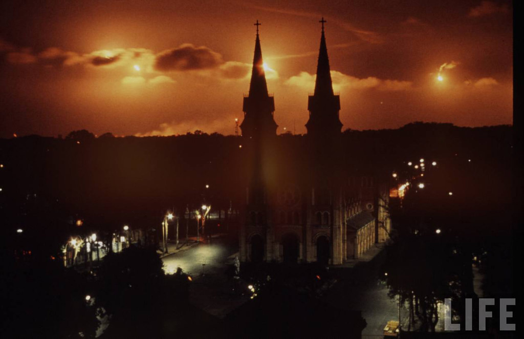 Nhà thờ Đức Bà buổi đêm, 1968. Nền trời rực sáng ánh lửa của hỏa châu (pháo sáng quân sự). Ảnh: Life.