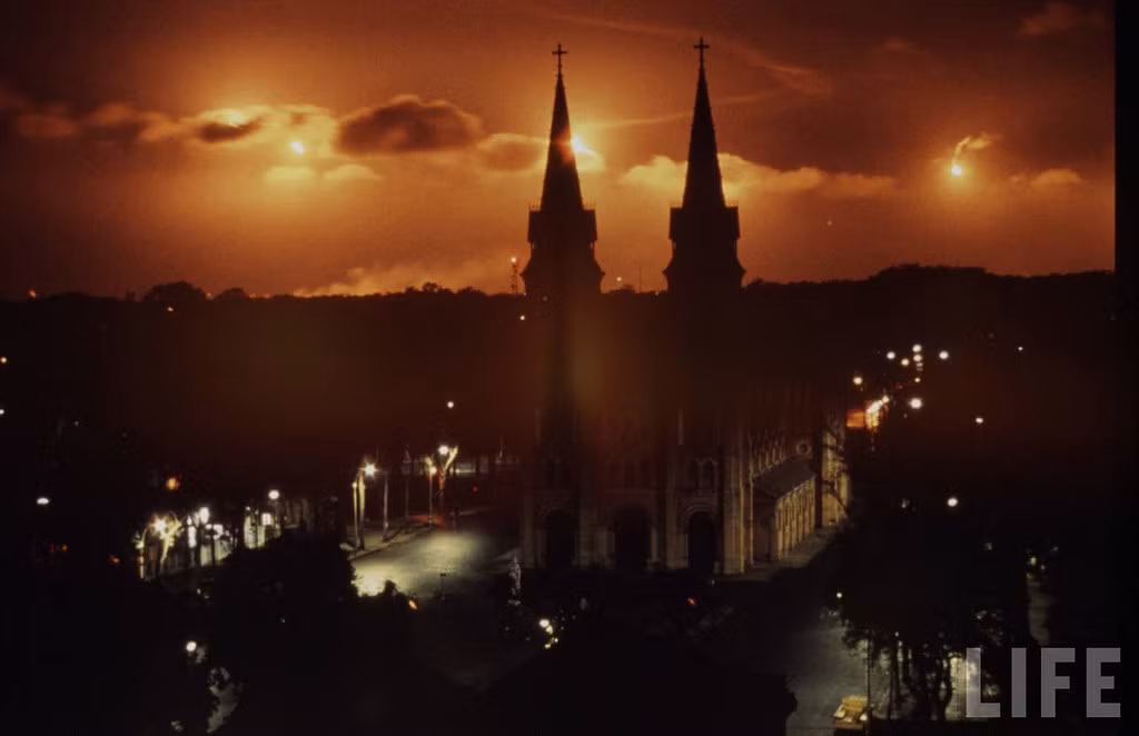 Nhà thờ Đức Bà buổi đêm, 1968. Nền trời rực sáng ánh lửa của hỏa châu (pháo sáng quân sự). Ảnh: Life.