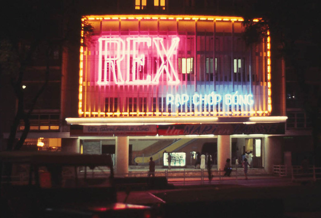 Rạp REX buổi đêm, tháng 10/1964. Ảnh: Iparkes.