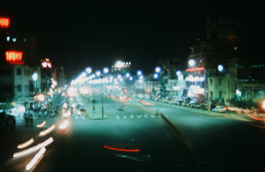 Đại lộ Lê Lợi rực rỡ ánh đèn nhìn từ trên cầu bộ hành trước chợ Bến Thành. Ảnh: Larsdh.