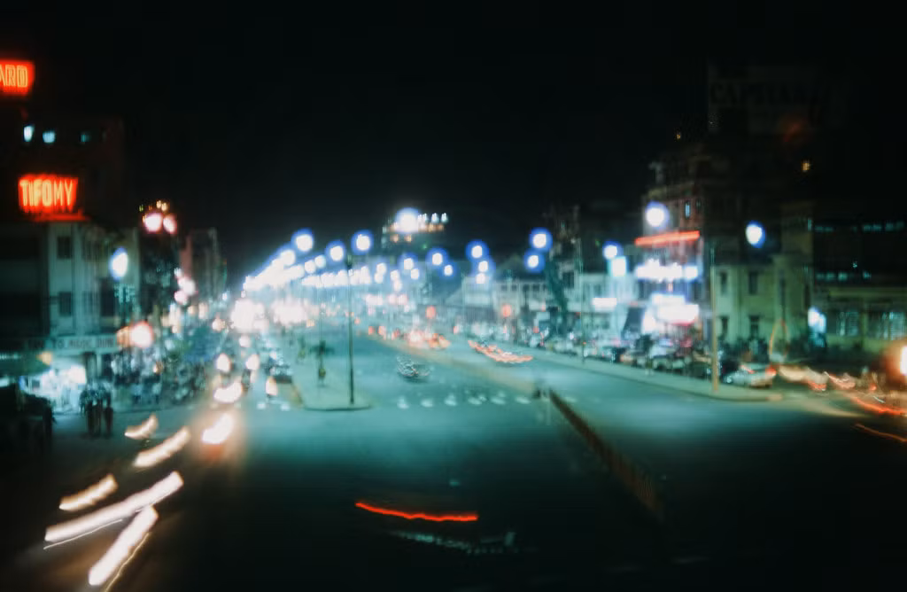 Đại lộ Lê Lợi rực rỡ ánh đèn nhìn từ trên cầu bộ hành trước chợ Bến Thành. Ảnh: Larsdh.