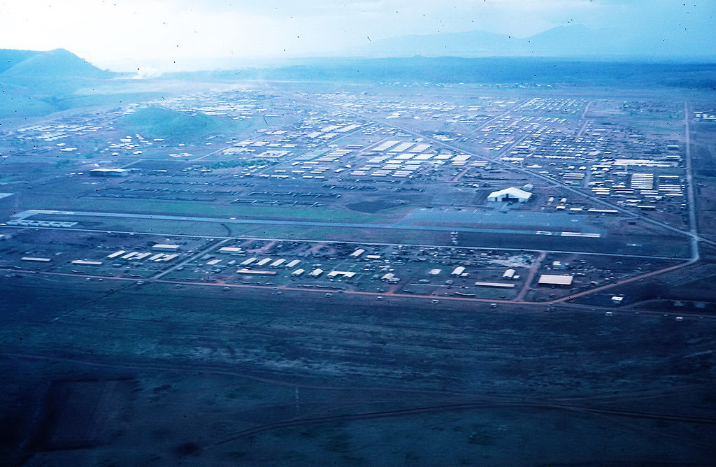 Sân bay Hensel gần núi Hàm Rồng.