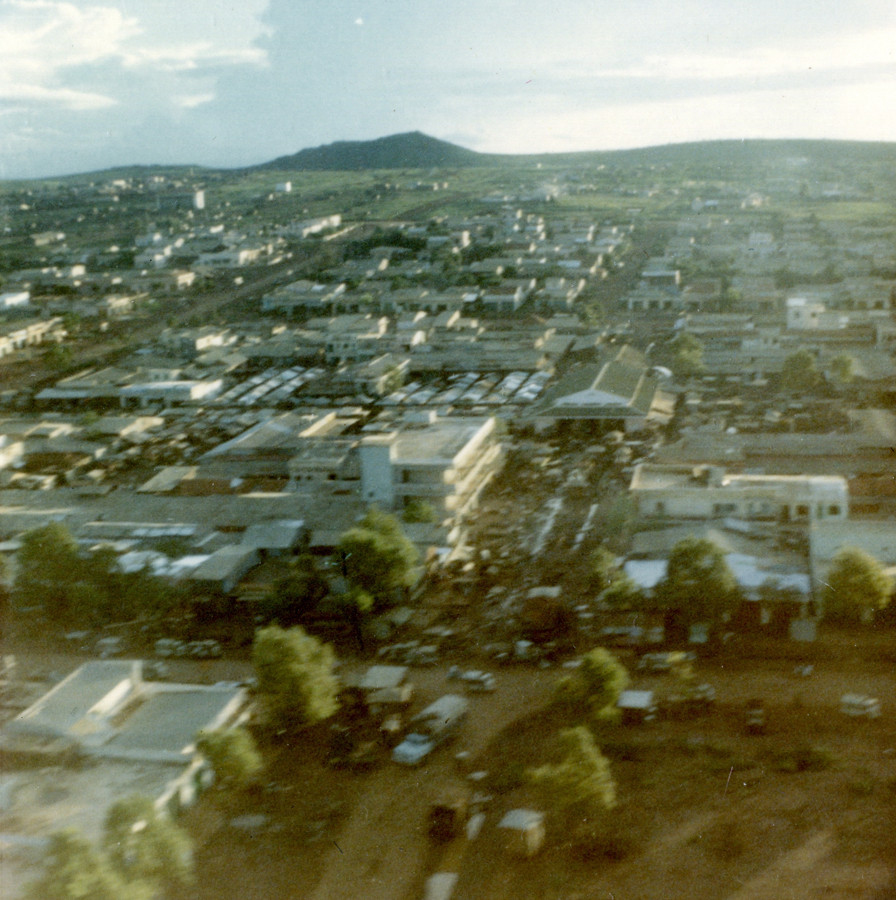 Không ảnh khu vực chợ Mới Pleiku, nhà lồng chợ ở giữa hình, bên trái chợ và tòa nhà Sài Gòn Mới, 1968.