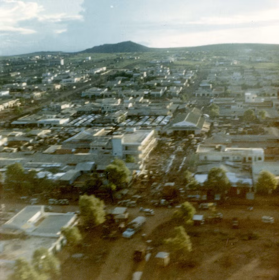 Không ảnh khu vực chợ Mới Pleiku, nhà lồng chợ ở giữa hình, bên trái chợ và tòa nhà Sài Gòn Mới, 1968.