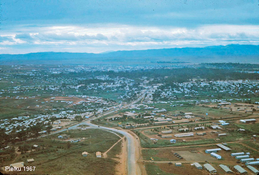 Không ảnh khu vực ngã ba Phù Đổng, nơi giao nhau của quốc lộ 19 (bên phải) và quốc lộ 14 (bên trái), Pleiku năm 1967.