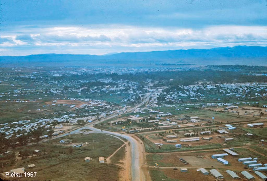 Không ảnh khu vực ngã ba Phù Đổng, nơi giao nhau của quốc lộ 19 (bên phải) và quốc lộ 14 (bên trái), Pleiku năm 1967.