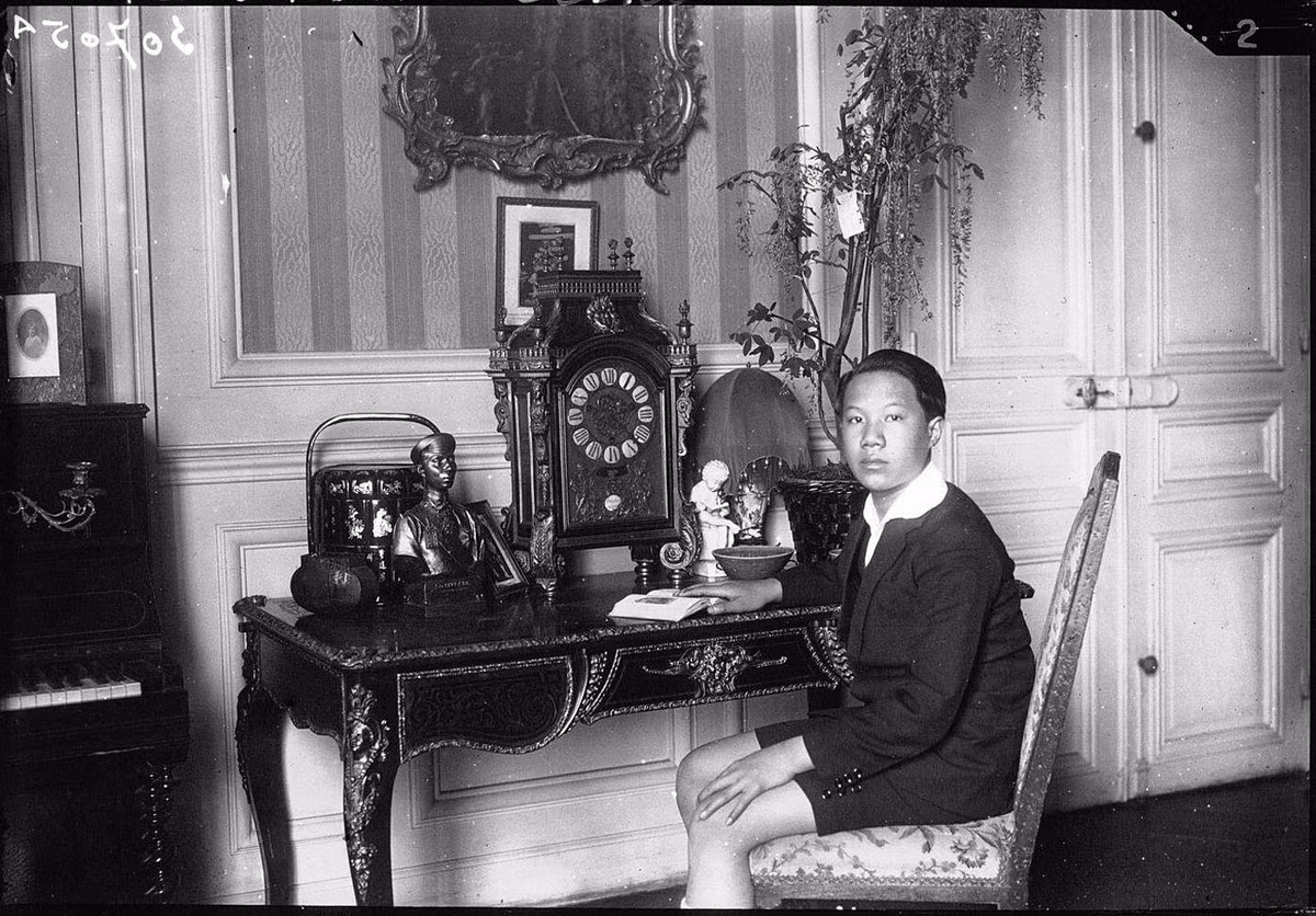 Bảo Đại tại nhà ông Charles (cựu Khâm sứ Trung Kỳ) - cha nuôi trong 10 năm ăn học tại Paris, 1926.