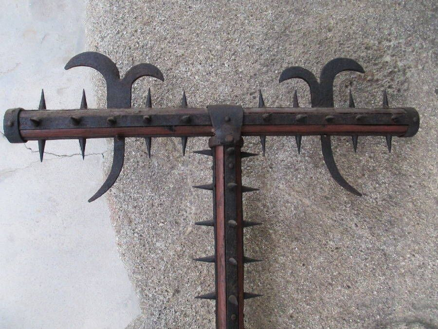 Thông thường, một người sẽ tấn công từ phía trước và người từ phía sau. Khi kimono bị cuốn vào hai thanh sodegarami cùng lúc, đối tượng sẽ khó có thể trốn thoát.